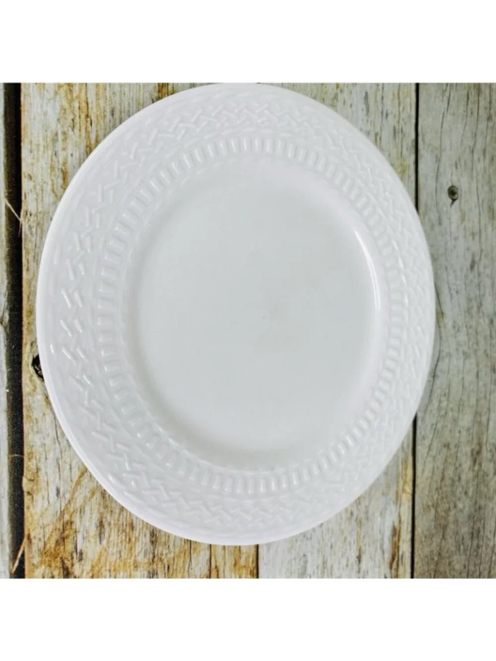 Livingquarters LIQ10 White Embossed Basketweave Lines 7.75